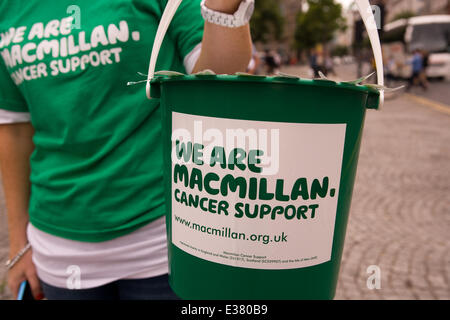 Belfast City Hall,UK. Il 22 giugno 2014. Siamo Macmillan cancro benna di supporto al traguardo del 6 maratone in 6 Paesi in 6 giorni Foto Stock