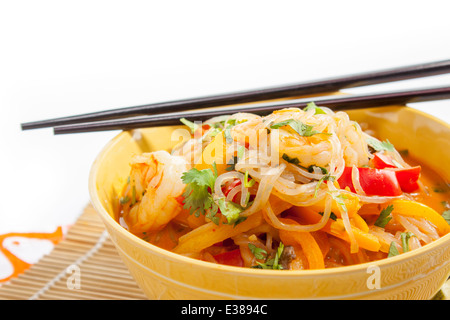 Thai curry di gamberetti in giallo ciotola con bacchette. Foto Stock