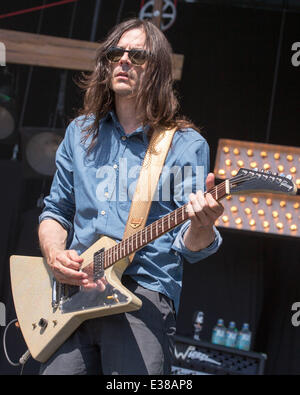 Dover, Delaware, Stati Uniti d'America. Il 22 giugno, 2014. Il chitarrista Brian la campana della fascia Weezer si esibisce dal vivo al 2014 Firefly Music Festival di Dover, Delaware Credit: Daniel DeSlover/ZUMAPRESS.com/Alamy Live News Foto Stock