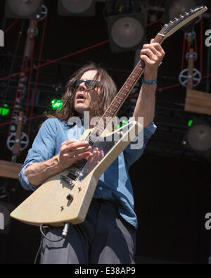 Dover, Delaware, Stati Uniti d'America. Il 22 giugno, 2014. Il chitarrista Brian la campana della fascia Weezer si esibisce dal vivo al 2014 Firefly Music Festival di Dover, Delaware Credit: Daniel DeSlover/ZUMAPRESS.com/Alamy Live News Foto Stock