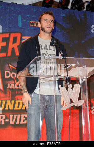 Celebrità frequentare WWE SummerSlam conferenza stampa presso il Beverly Hills Hotel. Dotato di: CM Punk dove: Los Angeles, CA, Stati Uniti quando: 13 Aug 2013a/WENN.com Foto Stock