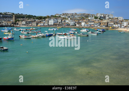 St Ives Harbour, bella giornata d'estate, West Cornwall, England, Regno Unito Foto Stock