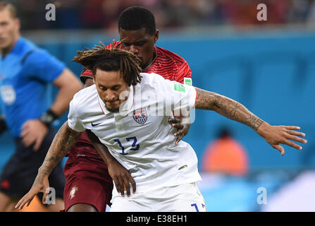 Manaus, Brasile. Il 22 giugno, 2014. William Carvalho (L) del Portogallo in azione contro Jermaine Jones di Stati Uniti d'America durante la Coppa del Mondo FIFA 2014 Gruppo G turno preliminare match tra Stati Uniti e Portogallo all'Arena Amazonia Stadium di Manaus, Brasile, 22 giugno 2014. Foto: Marius Becker/dpa/Alamy Live News Foto Stock