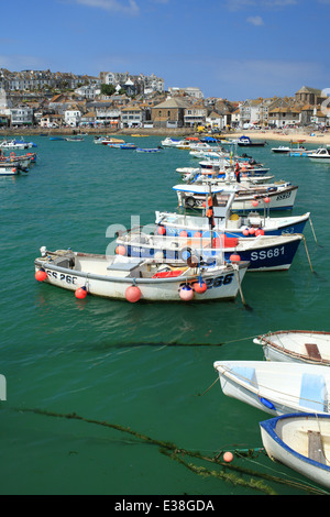 St Ives Harbour, bella giornata d'estate, West Cornwall, England, Regno Unito Foto Stock