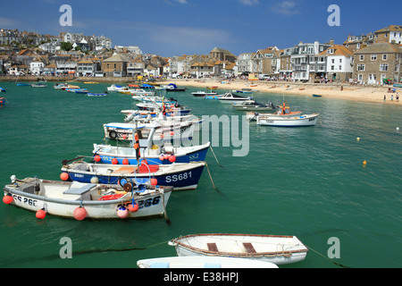 St Ives Harbour, bella giornata d'estate, West Cornwall, England, Regno Unito Foto Stock