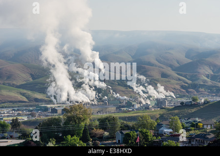 Inquinamento atmosferico causato da un impianto industriale con lo smog Foto Stock