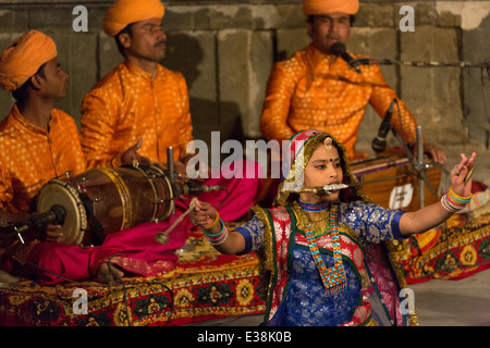 Tradizionali danze folk a Bagore Ki Haveli. Foto Stock