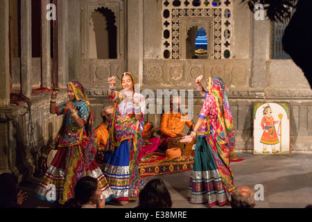 Tradizionali danze folk a Bagore Ki Haveli. Foto Stock