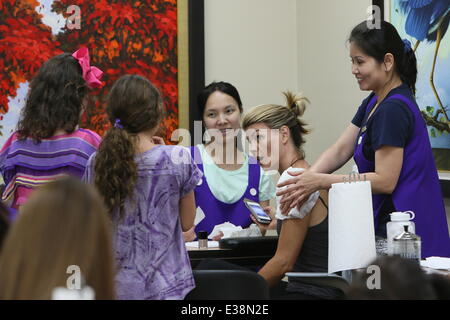 Lori Loughlin avente una manicure e massaggi a un chiodo salon in Beverly Hills offre: Lori Loughlin dove: Los Angeles, CA, Stati Uniti quando: 19 Ago 2013 Foto Stock