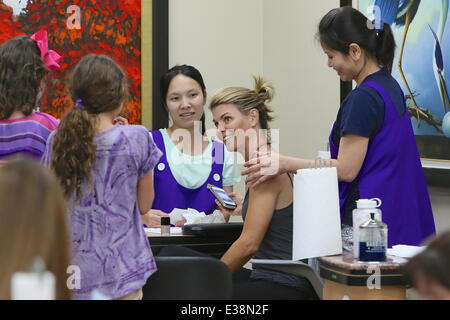 Lori Loughlin avente una manicure e massaggi a un chiodo salon in Beverly Hills offre: Lori Loughlin dove: Los Angeles, CA, Stati Uniti quando: 19 Ago 2013 Foto Stock