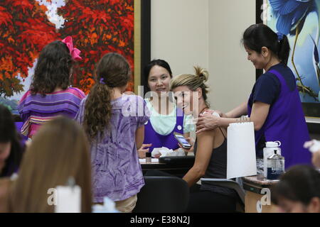 Lori Loughlin avente una manicure e massaggi a un chiodo salon in Beverly Hills offre: Lori Loughlin dove: Los Angeles, CA, Stati Uniti quando: 19 Ago 2013 Foto Stock