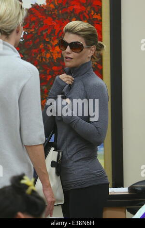 Lori Loughlin avente una manicure e massaggi a un chiodo salon in Beverly Hills offre: Lori Loughlin dove: Los Angeles, CA, Stati Uniti quando: 19 Ago 2013 Foto Stock