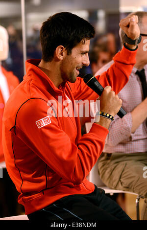 Novak Djokovic visite UNIQLO New York Flagship Store sulla Quinta Avenue con: Novak Djokovic dove: Manhattan, NY, Stati Uniti quando: 20 Ago 2013 Foto Stock