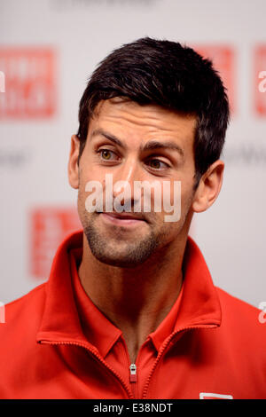 Novak Djokovic visite UNIQLO New York Flagship Store sulla Quinta Avenue con: Novak Djokovic dove: Manhattan, NY, regno Foto Stock