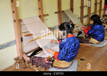 Ragazze imparando il mestiere di tessitura in Istituto Nazionale per i disabili e il centro di tessitura, Khaling, Est Bhutan Foto Stock