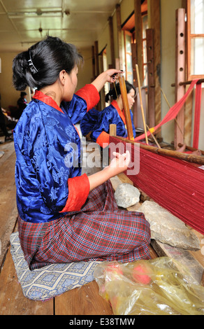 Ragazze imparando il mestiere di tessitura in Istituto Nazionale per i disabili e il centro di tessitura, Khaling, Est Bhutan Foto Stock