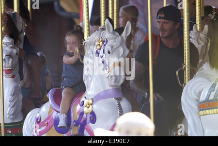 David e Victoria Beckham trascorrere del tempo di qualità con i loro bambini a Disneyland. La famosa famiglia ha trascorso un sacco di tempo in Fantasyland, equitazione il Dumbo ride, una giostra e una per i bambini con il treno. Poco Harper è stato avvistato godendo di una giostra ride con suo fratello Foto Stock