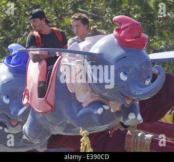 David e Victoria Beckham trascorrere del tempo di qualità con i loro bambini a Disneyland. La famosa famiglia ha trascorso un sacco di tempo in Fantasyland, equitazione il Dumbo ride, una giostra e una per i bambini con il treno. Poco Harper è stato avvistato godendo di una giostra ride con suo fratello Foto Stock