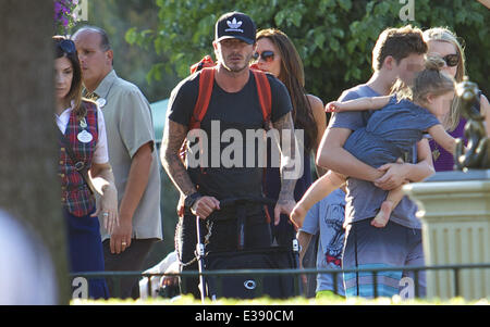 David e Victoria Beckham trascorrere del tempo di qualità con i loro bambini a Disneyland. La famosa famiglia ha trascorso un sacco di tempo in Fantasyland, equitazione il Dumbo ride, una giostra e una per i bambini con il treno. Poco Harper è stato avvistato godendo di una giostra ride con suo fratello Foto Stock