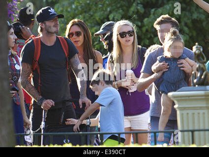 David e Victoria Beckham trascorrere del tempo di qualità con i loro bambini a Disneyland. La famosa famiglia ha trascorso un sacco di tempo in Fantasyland, equitazione il Dumbo ride, una giostra e una per i bambini con il treno. Poco Harper è stato avvistato godendo di una giostra ride con suo fratello Foto Stock