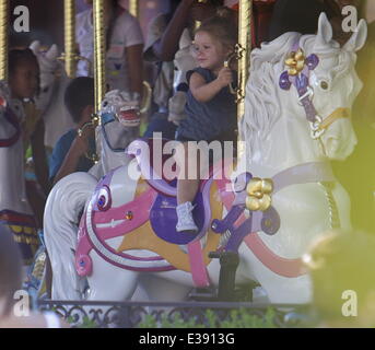 David e Victoria Beckham trascorrere del tempo di qualità con i loro bambini a Disneyland. La famosa famiglia ha trascorso un sacco di tempo in Fantasyland, equitazione il Dumbo ride, una giostra e una per i bambini con il treno. Poco Harper è stato avvistato godendo di una giostra ride con suo fratello Foto Stock