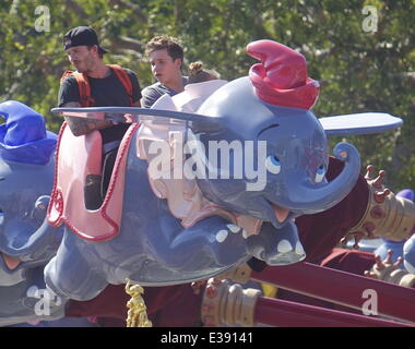 David e Victoria Beckham trascorrere del tempo di qualità con i loro bambini a Disneyland. La famosa famiglia ha trascorso un sacco di tempo in Fantasyland, equitazione il Dumbo ride, una giostra e una per i bambini con il treno. Poco Harper è stato avvistato godendo di una giostra ride con suo fratello Foto Stock