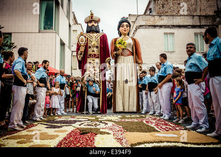 Sitges, Spagna. Giugno 22nd, 2014: un ballerino è visto come egli scivola verso il gigante di Moro prima di danza al di sopra del tappeto di fiori sul Corpus Christi in Sitges Credito: matthi/Alamy Live News Foto Stock