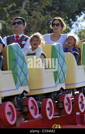 Jennifer Lopez trascorre il tempo di qualità con il figlio e la figlia a Disneyland. Il gruppo, unito da parte di altri membri della famiglia, hanno apprezzato il loro tempo presso il parco a tema e sono stati avvistati in varie corse, tra cui il dumbo ride, i figli del treno e gadget il go-c Foto Stock