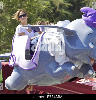 Jennifer Lopez trascorre il tempo di qualità con il figlio e la figlia a Disneyland. Il gruppo, unito da parte di altri membri della famiglia, hanno apprezzato il loro tempo presso il parco a tema e sono stati avvistati in varie corse, tra cui il dumbo ride, i figli del treno e gadget il go-c Foto Stock