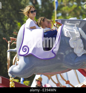 Jennifer Lopez trascorre il tempo di qualità con il figlio e la figlia a Disneyland. Il gruppo, unito da parte di altri membri della famiglia, hanno apprezzato il loro tempo presso il parco a tema e sono stati avvistati in varie corse, tra cui il dumbo ride, i figli del treno e gadget il go-c Foto Stock