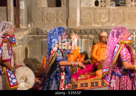 Tradizionali danze folk a Bagore Ki Haveli. Foto Stock