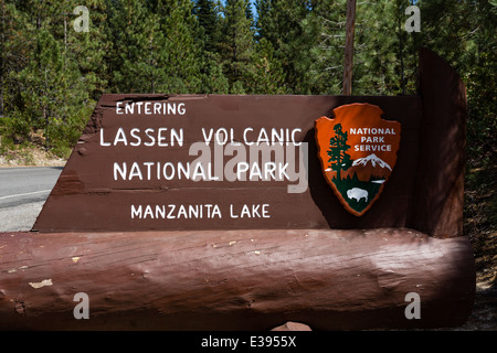 Ingresso al Parco Nazionale vulcanico di Lassen, la cascata di gamma, Nord della California, Stati Uniti d'America Foto Stock