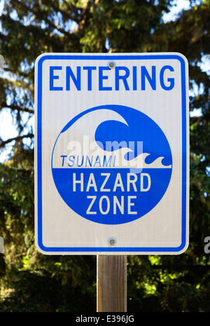 Tsunami zona di pericolo cartello stradale sulla Statale Route 1 nel nord della California, Stati Uniti d'America Foto Stock