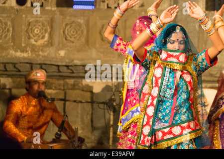 Tradizionali danze folk a Bagore Ki Haveli. Foto Stock