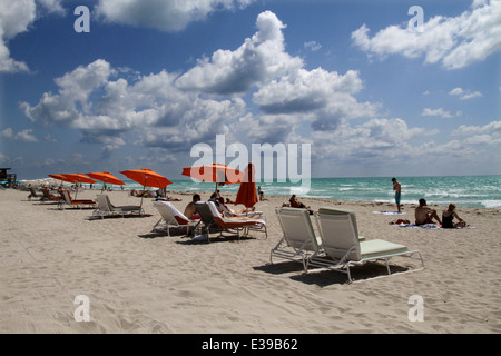 L'eclettico South Beach quartiere di Miami Beach luccica con vita notturna - tutto il giorno lungo il suo hotel in Art Deco. Foto Stock