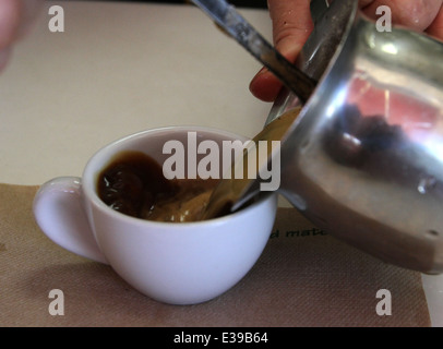 Bere caffè cubano o caffè cubano a Versailles ristorante e di una caffetteria, ristorante e panificio, e un punto di riferimento di mangiare establi Foto Stock