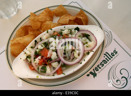 In stile cubano ceviche a Versailles ristorante e di una caffetteria, ristorante e panificio, e un punto di riferimento di mangiare stabilimento Foto Stock