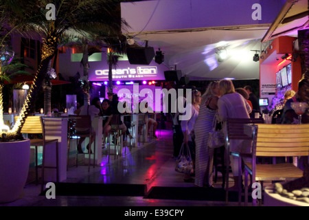 L'eclettico South Beach quartiere di Miami Beach luccica con vita notturna - tutto il giorno lungo il suo hotel in Art Deco. Foto Stock