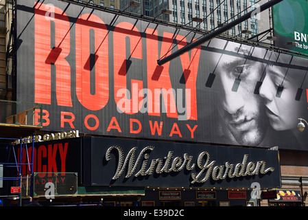 Segno rocciose, affissioni e ingresso al Winter Garden Theatre di New York City, Stati Uniti d'America Foto Stock