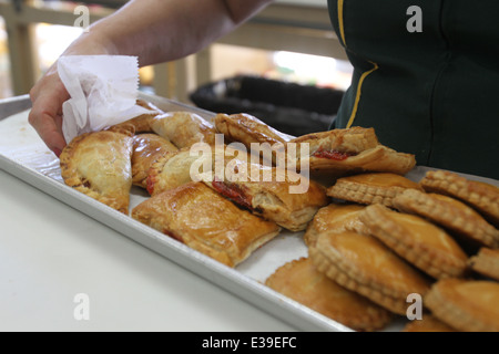 Bere caffè cubano o caffè cubano a Versailles Ristorante Foto Stock