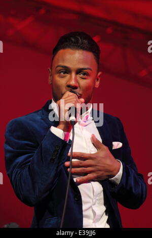 Cheryl Fergison e Marcus Collins eseguire con la East Midland Sinfonia Viva Orchestra presso il Darley Park concerto, uno del Regno Unito più grande all'aperto concerti di musica classica. Marcus Collins star come Jack e Cheryl Fergison star come Spirito del Bea Foto Stock