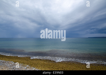 Il maltempo si avvicina alla costa da una baia tranquilla presso il Mar Baltico in Svezia Foto Stock