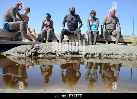 Persone cospargere di fango nero oltre i loro corpi come provano a curare i disturbi. Molti credono che il fango da un lago vicino al Mar Nero città di Pomorie, la Bulgaria può aiutare ad alleviare i reumatismi, disturbi della pelle e altre malattie. Dove: Pomorie, Bulgaria quando: 03 Set 2013 Foto Stock