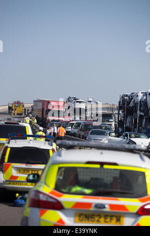 Decine di persone sono state ferite, alcuni gravemente, dopo un mucchio di 130 veicoli sulla A249 Sheppey traversata nel Kent. Una fitta nebbia con estrema visibilità scarsa è detto di essere la causa dell'incidente che ha avuto luogo a circa 07.15am dove: Medway, uni Foto Stock