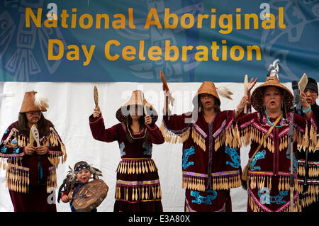 I membri del gruppo di danza Coastal Wolf Pack del Musqueam First Nation si esibiscono in occasione delle celebrazioni annuali del National Aboriginal Day (ora chiamata National Indigenous Peoples Day) al Canada Place di Vancouver, British Columbia, Canada Foto Stock