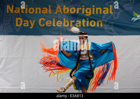 Giovane ballerina di scialle nativa che si esibisce durante le celebrazioni annuali del National Aboriginal Day (ora chiamato National Indigenous Peoples Day) al Canada Place a Vancouver, British Columbia Foto Stock