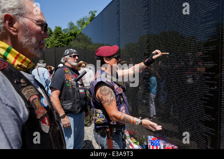 Guerra del Vietnam Veterans visualizza i nomi dei caduti - 2014 Memorial week-end, Vietnam War Memorial, Washington DC, Stati Uniti d'America Foto Stock