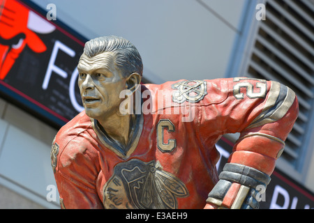 La leggenda di Hockey Stan (Stanislav) Mikita del Chicago Blackhawks, statua fuori United Center di Chicago, Illinois, Stati Uniti d'America Foto Stock