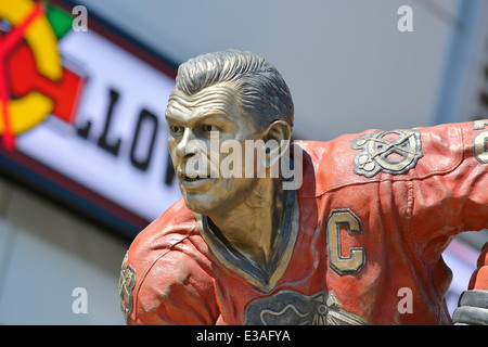 La leggenda di Hockey Stan (Stanislav) Mikita del Chicago Blackhawks, statua fuori United Center di Chicago, Illinois, Stati Uniti d'America Foto Stock