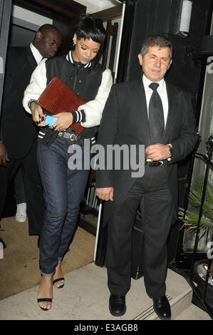 Rihanna e cara Delevingne a Nozomi ristorante dotato: Rihanna dove: Londra, Regno Unito quando: 11 Set 2013 Foto Stock